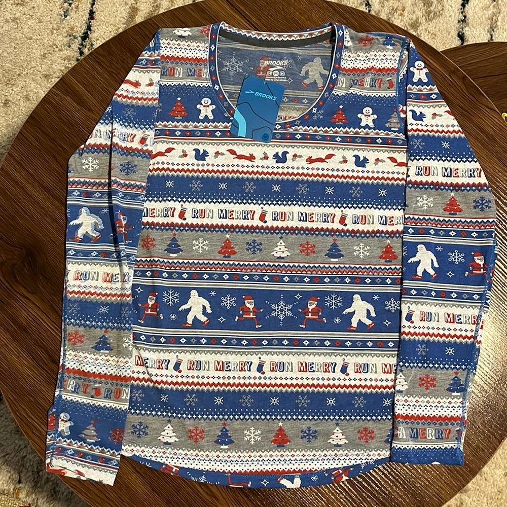 NWT Brooks Distance Graphic Long Sleeve, Women’s Size M, Run Merry